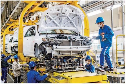 3月2日,工人在比亚迪西安工厂汽车总装生产线上作业.